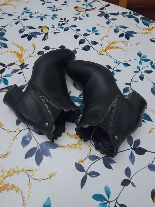 Botins pretos em pele tam 35