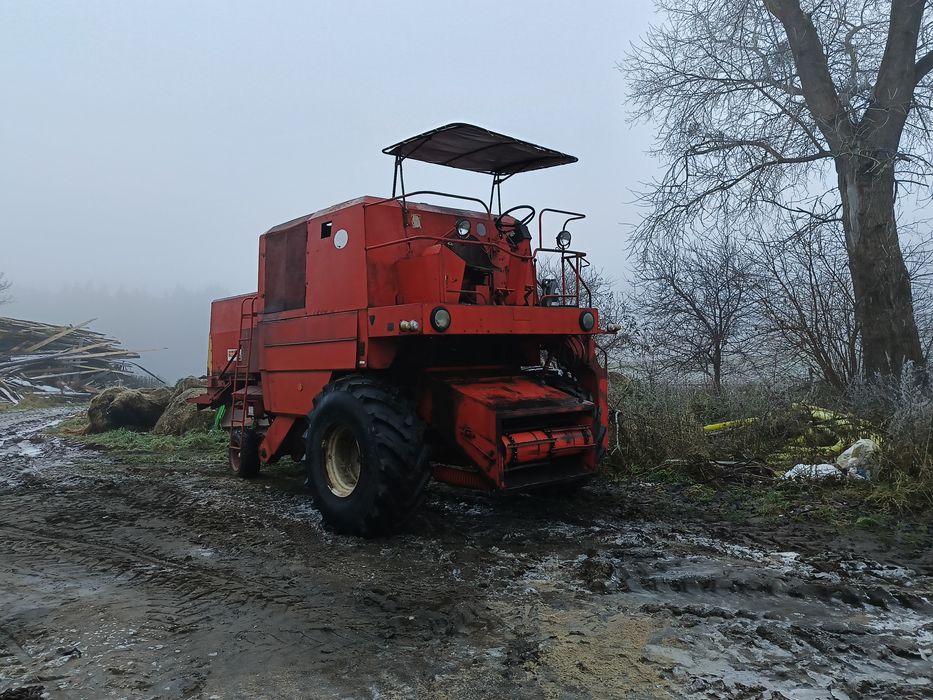 Kombajn zbożowy Bizon Super Z056