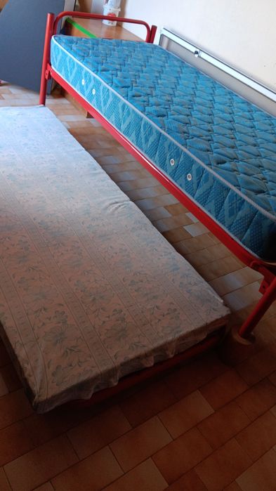 Cama de solteiro com cama extra em baixo e colchões