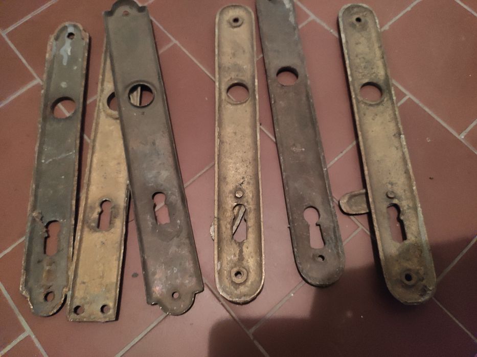 Szyldy 6 starych mosiężnych elementów drzwi - PRL lub starsze