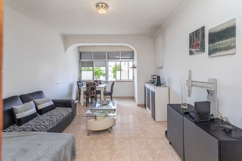 apartamento T2, em R/C, com 80m2 de ABP + 6m2 de área dependente (arrecadação) em Trajouce, São Domingos de Rana