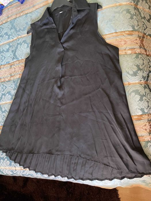 Túnica preta com elegante plissado na parte de trás