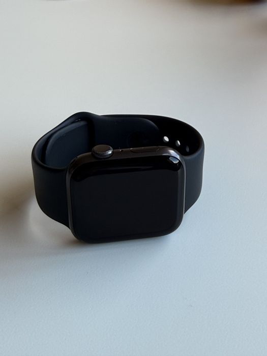 Apple watch SE de 2021 em bom estado geral.