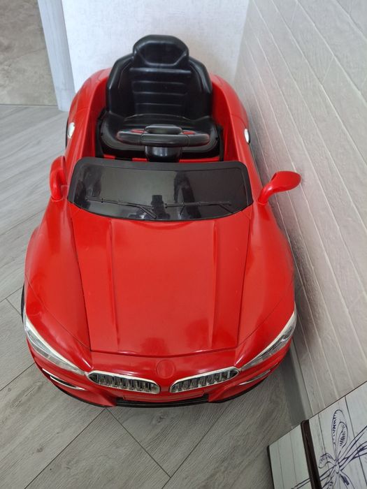 Дитячий електромобіль