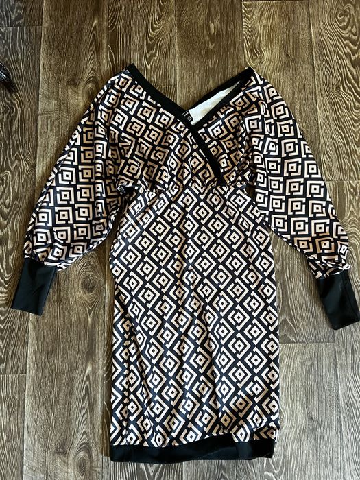 Вишукана жіноча сукня міді від Shein