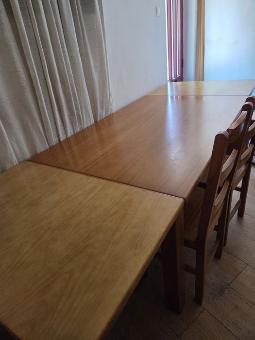 Mesa de Jantar Extensível em Madeira + 4 Cadeiras | Excelente Estado