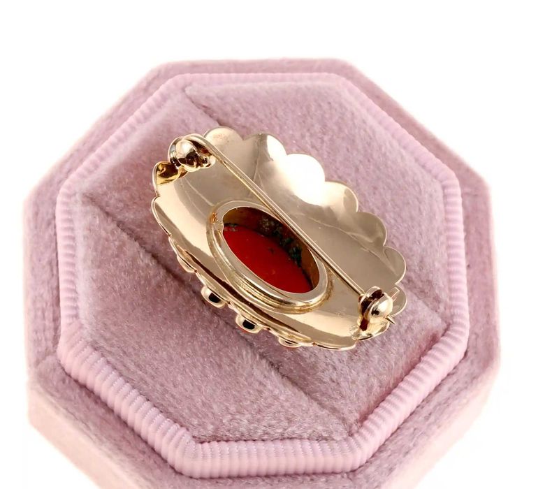 Urocza brosza z naturalnym koralem – złoto 585