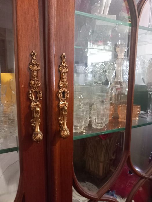 Cristaleira Queen Anne de 2 portas com 2 prateleiras