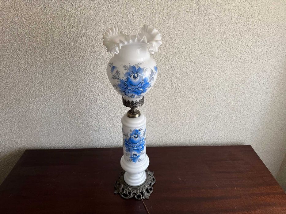 Candeeiro de Mesa Vintage "Estilo Furacão" – Vidro Opala Assinado (Gori)