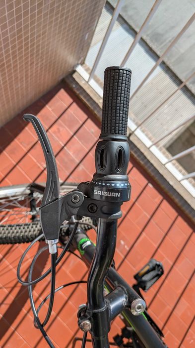 Vendo bicicleta MTB Frejus, modelo em preto e verde, com rodas aro 24" e 18 velocidades.