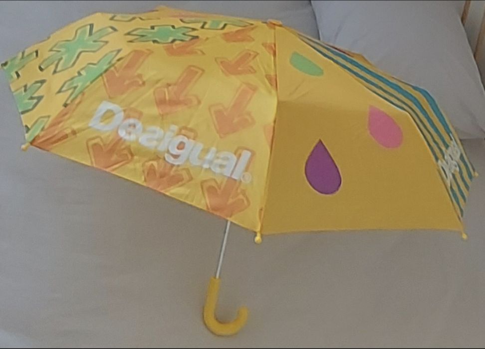 Guarda-chuva Desigual original e outro...
