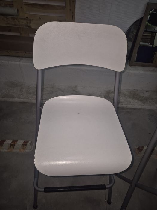 Cadeiras brancas altas