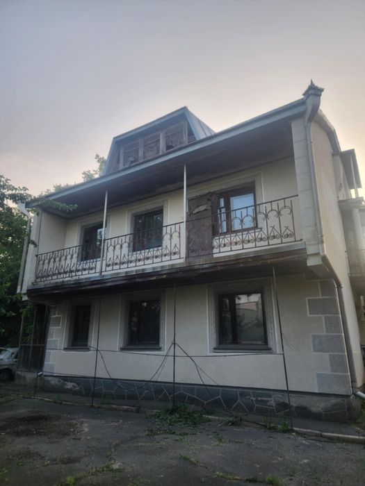 Продаж двоповерхового будинку з мансардою