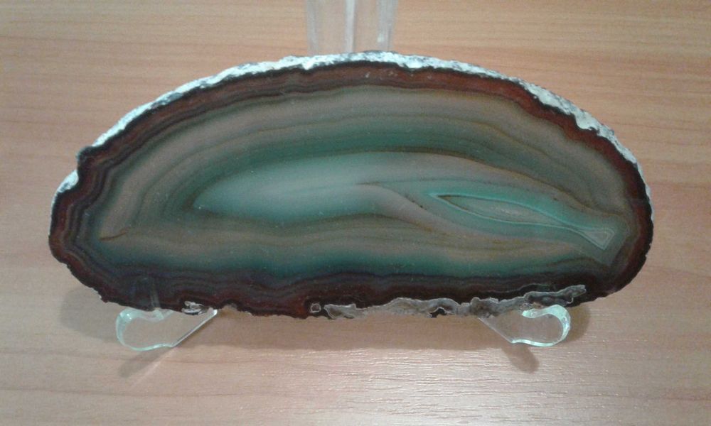 Сувенір з кольорового скла, з неогранованими краями.