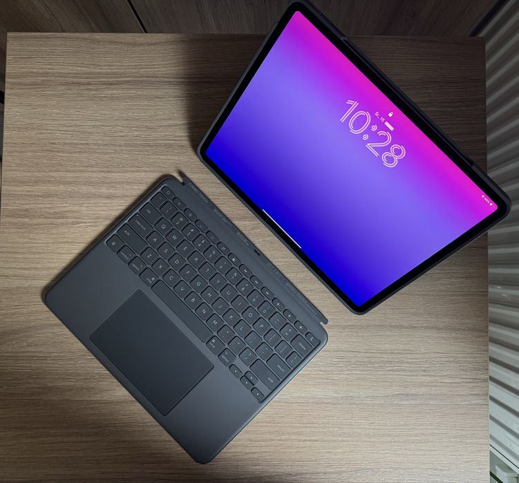 iPad Air 13 cali M2 128 GB + etui i klawiatura Logitech Combo Touch