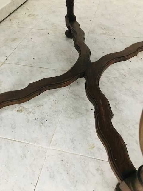 Mesa de Pião, antiga e bem estimada