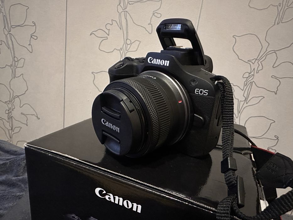 Canon EOS R 100
