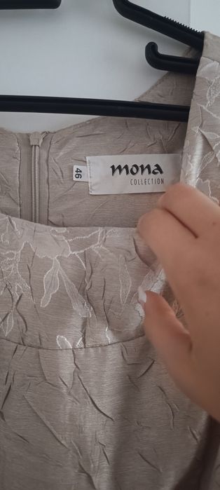 22. Sukienka Mona L beżowa dla osoby starszej elegancka