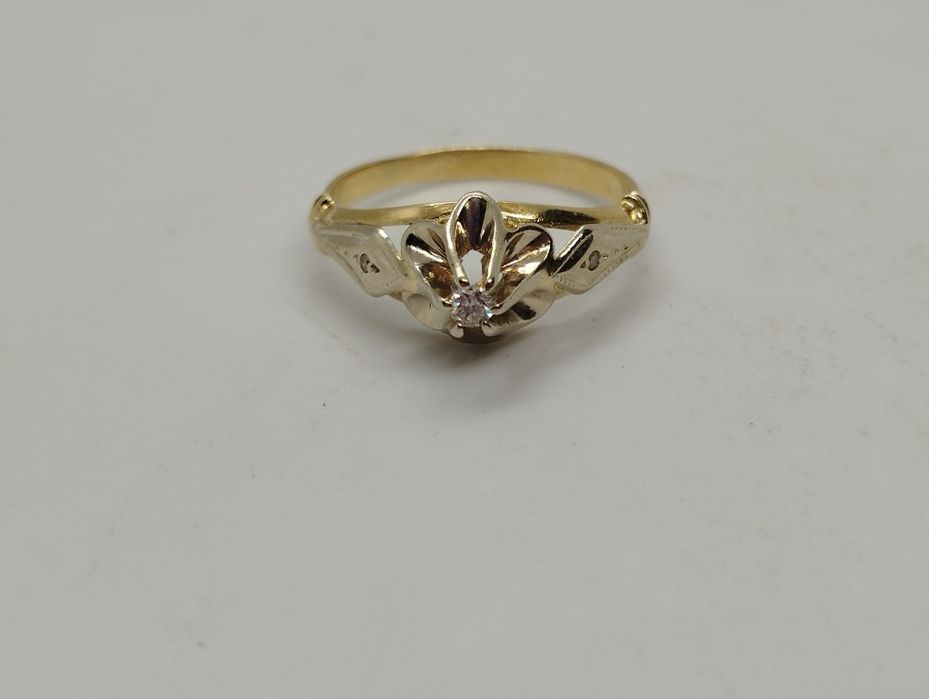 Золотое кольцо с бриллиантами 16.8 размер 2.47 грамма