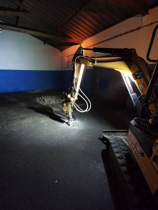 Aluguer / serviços de mini giratória e trator