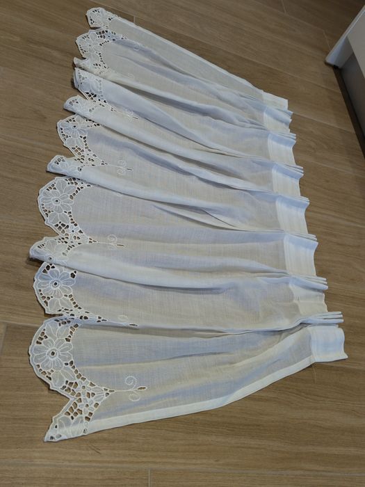 Cortinas brancas bordadas