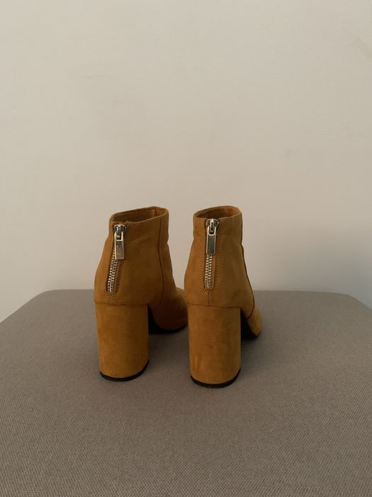 Botins/Botas - Cor amarela torrado