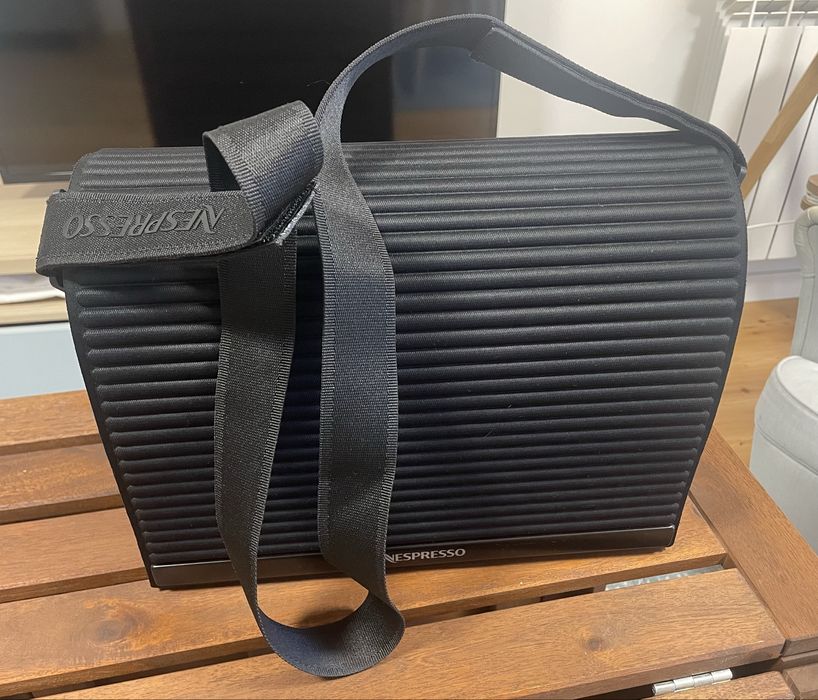 Máquina de café Nespresso com mala, Essenza Mini Nespressso C30