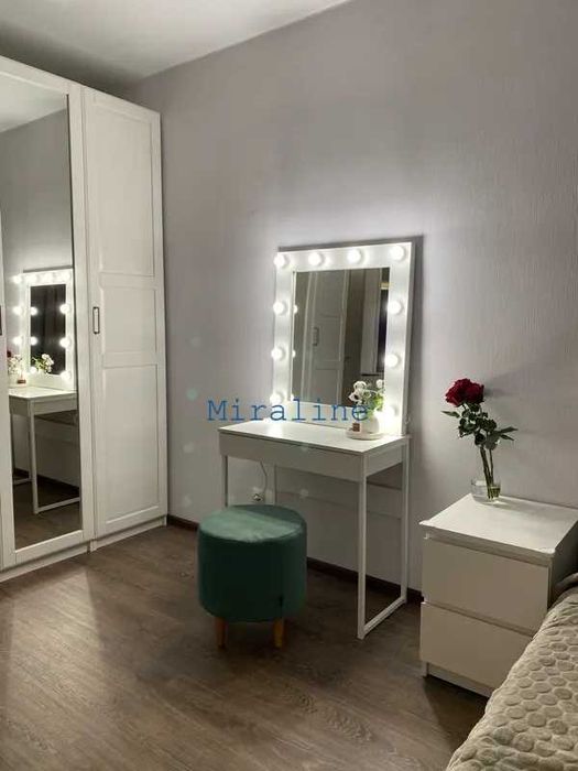 Макіяжне дзеркало в рамі з підсвіткою лампами В*Ш 80 * 60 см