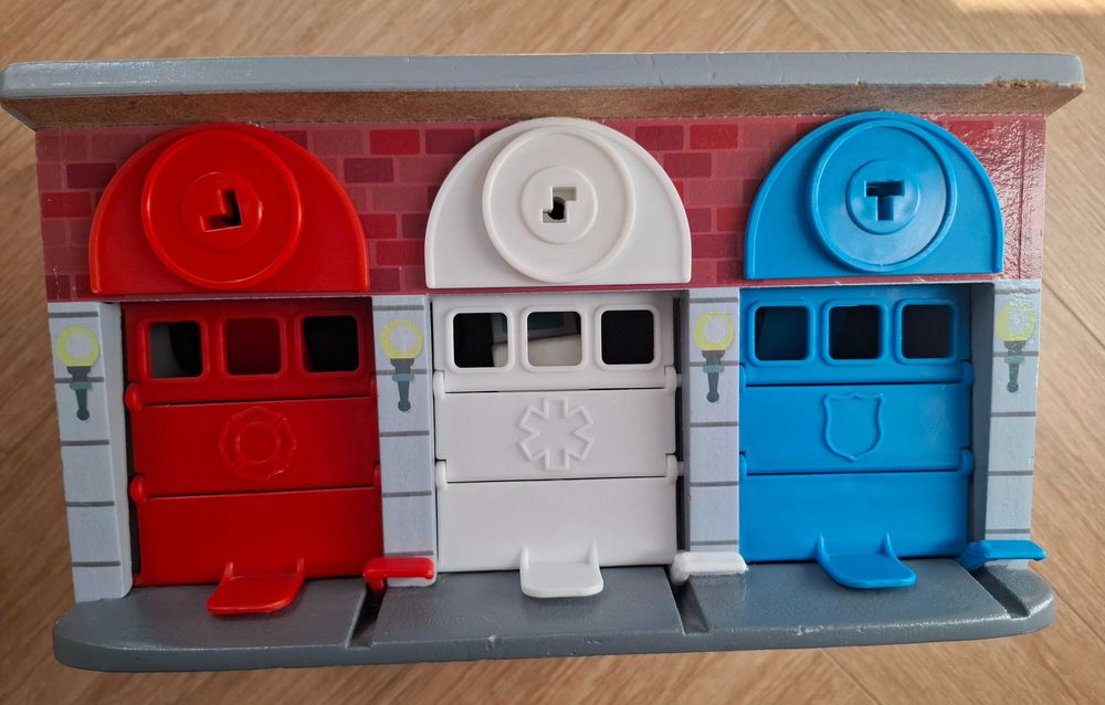 Melissa & Doug Drewniany Garaż z Kluczykami i Pojazdami Ratunkowymi - STAN BARDZO DOBRY+!