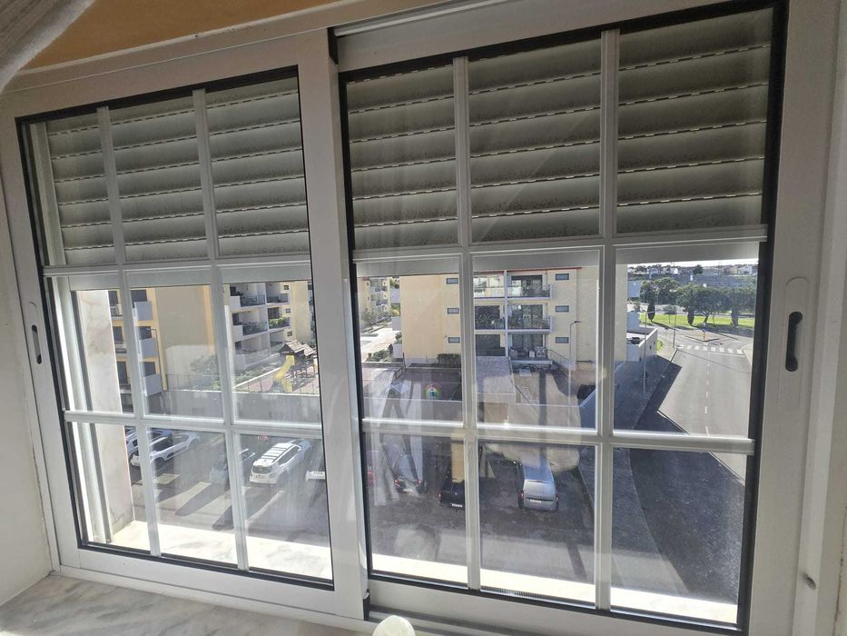 Janelas e porta em alumínio branco em bom estado