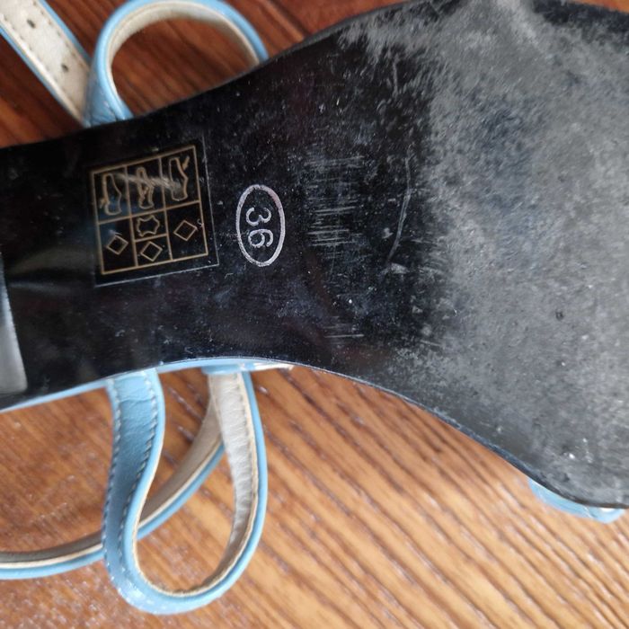 Sandałki skórzane na obcasie