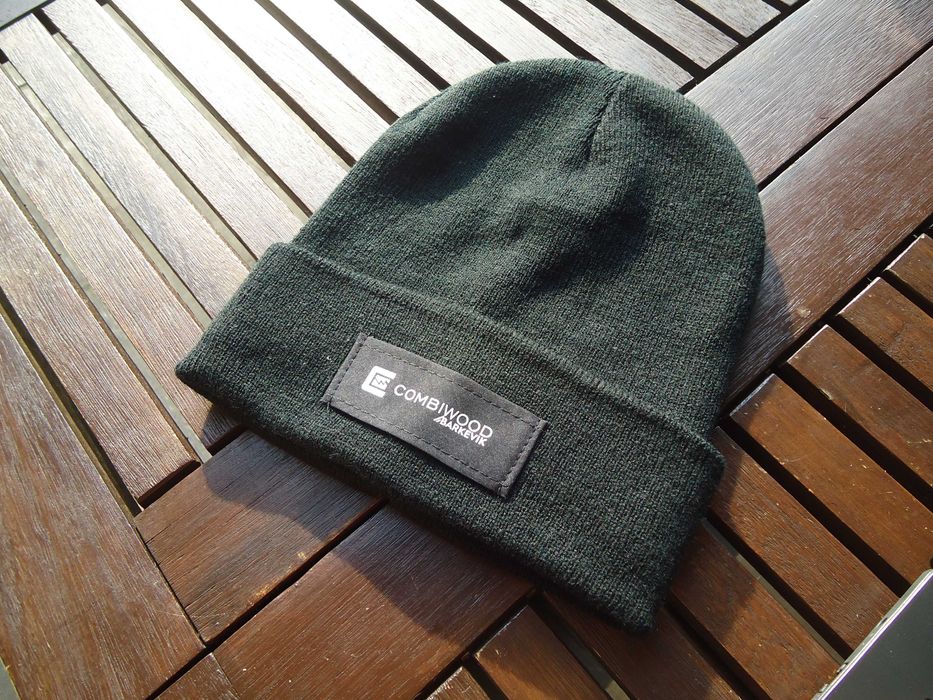 czarna czapka zimowa na uszy prosta klasyczna