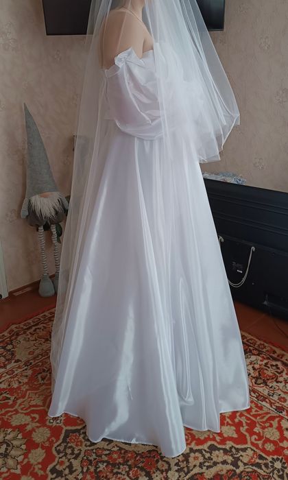 Весільна сукня .