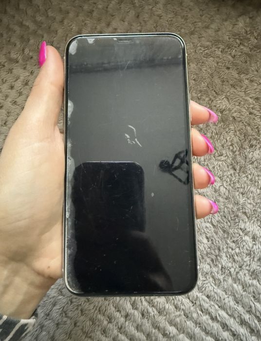 Iphone 11 pro . Perlowy kolor