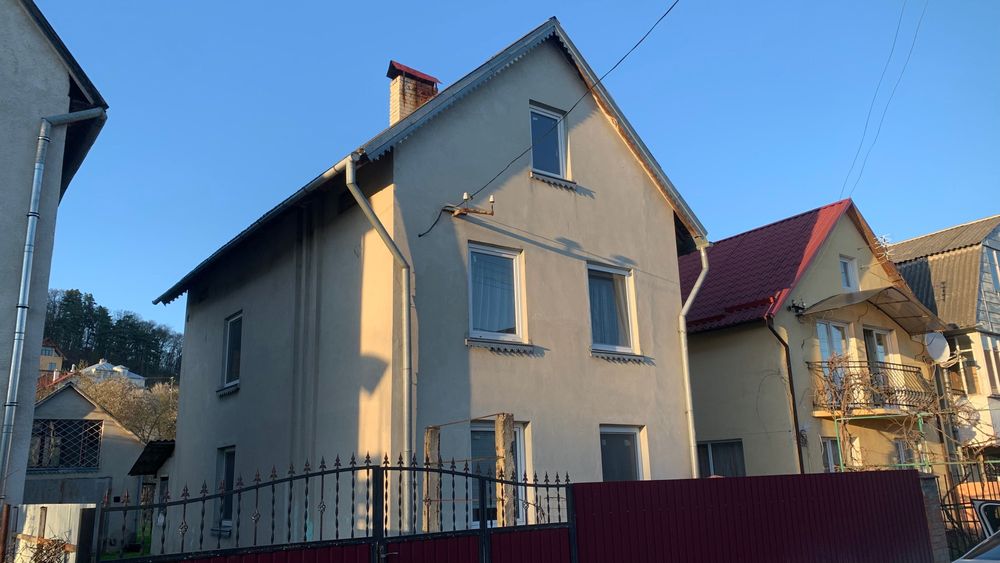 Будинок у Винниках, з фруктовим садком