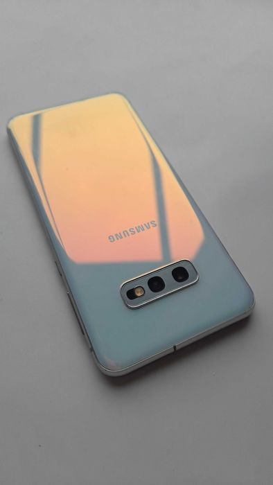 Galaxy S10e perłowy