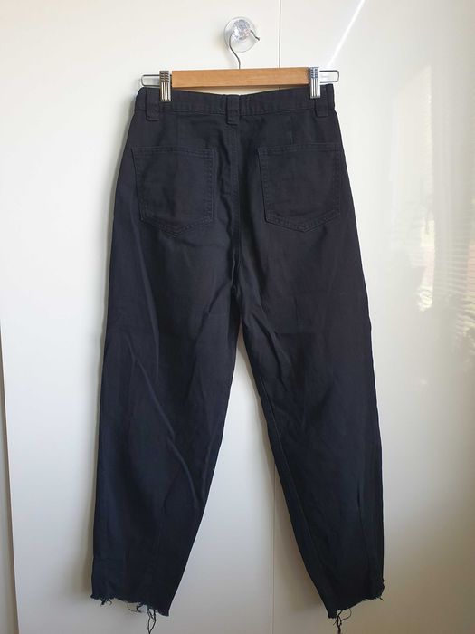 Spodnie baggy fit z poszarpanymi nogawkami