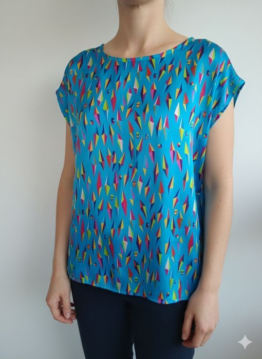 Blusa acetinada azul com padrão - Tamanho M/L