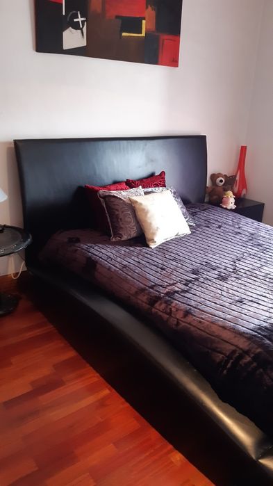 Cama de casal em pele