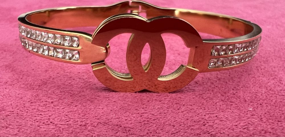 Linda pulseira dourada com pedraria