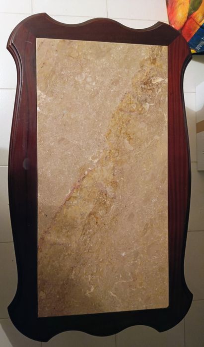 Mesa de centro da sala castanha com tampo de mármore