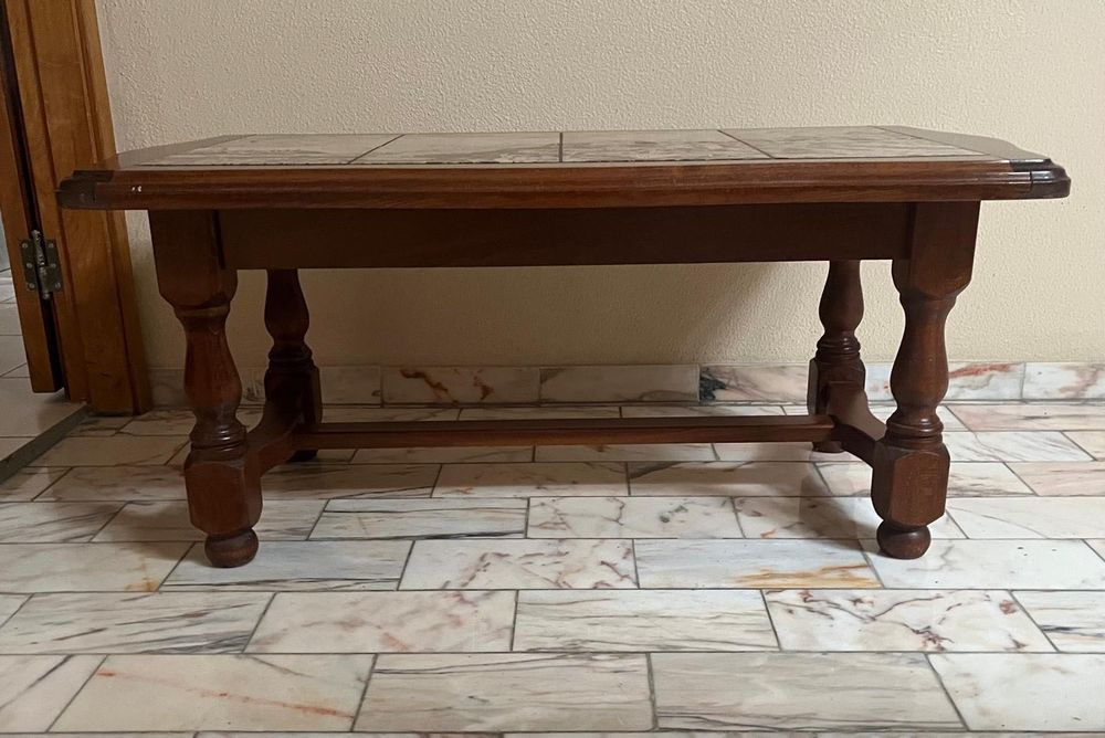 Mesa de centro sala revestido em azulejo