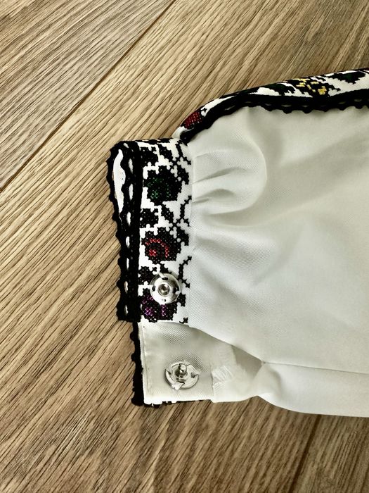 Стильна жіноча вишиванка