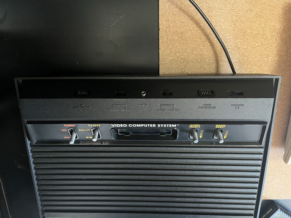 Konsola Atari 2600  + Uno Cart  wygląda jak nowa.