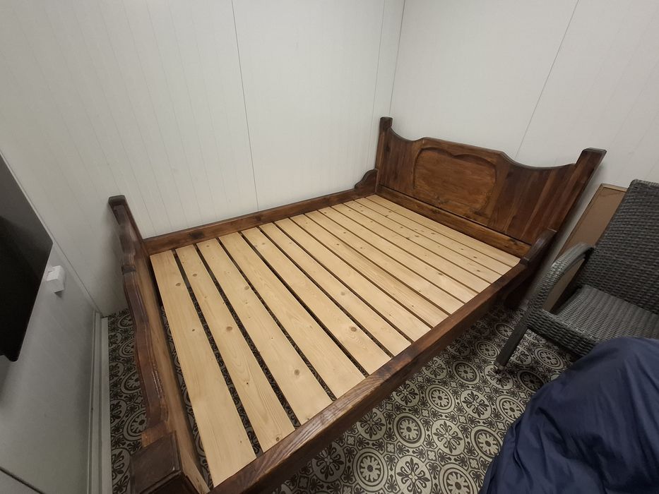Łóżko sypialniane drewniane robione przez stolarza