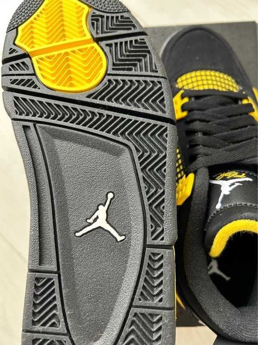 Jordan 4 Retro Thunder R.40
