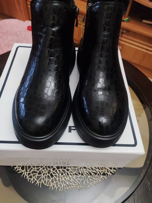 Продам женские демисезонные ботинки 40 размер