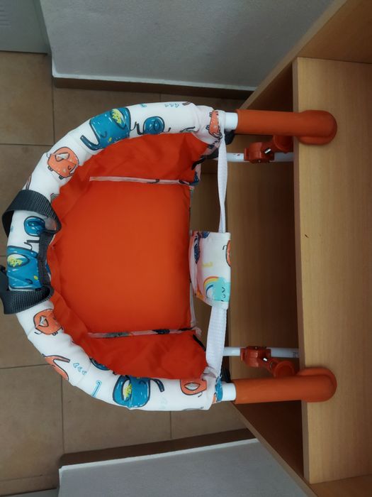 Cadeira de refeição de mesa, para bebé.
