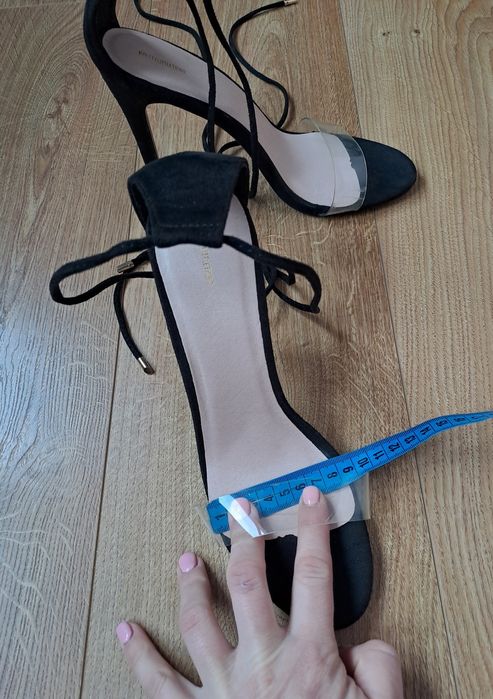 Женские черные босоножки на каблуке с завязками