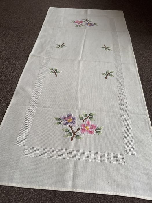 Bieżnik ręcznie haftowany  motywy kwiatowe do kolekcji